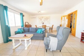 Una televisión, una chimenea, una mesa de tenis de mesa