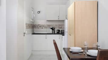 Refrigerador, microondas, parrilla de estufa y cafetera y tetera