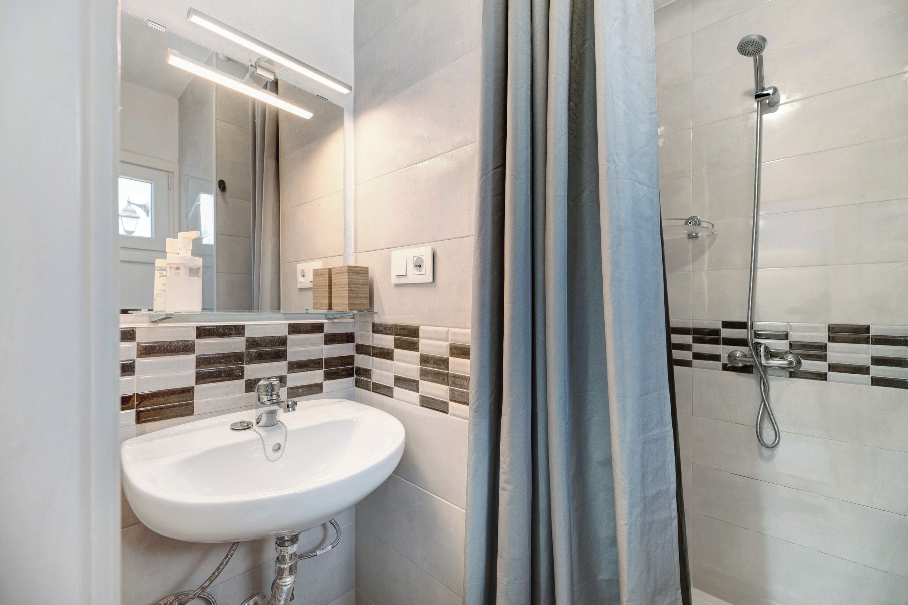 Dusche, Haartrockner, Handtücher