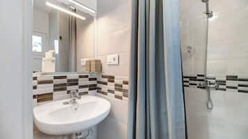 Een douche, een haardroger, handdoeken