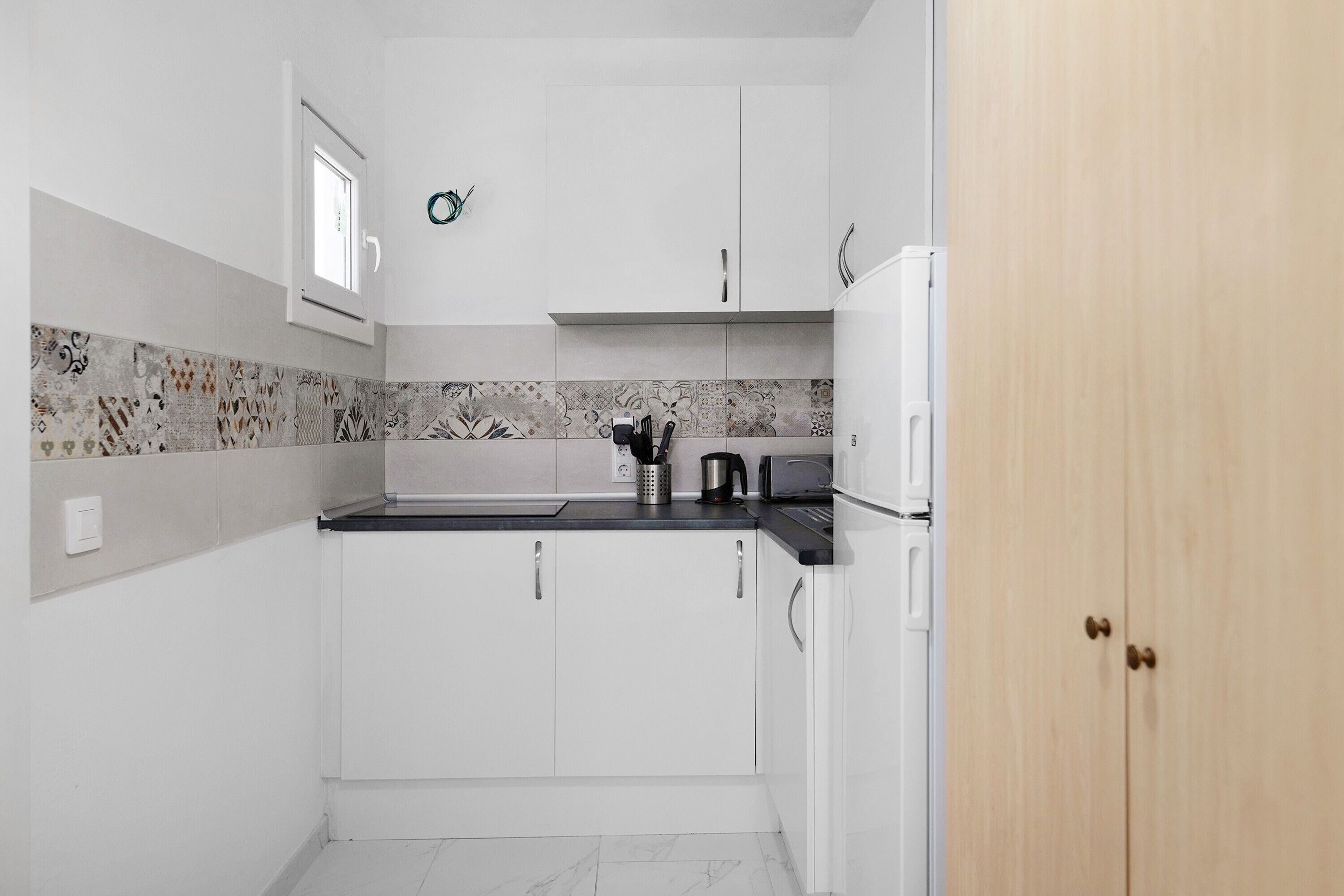 Kylskåp, mikrovågsugn, spishäll och kaffe- och tebryggare