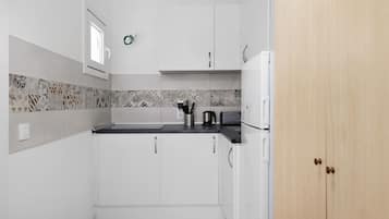 KylskÄp, mikrovÄgsugn, spishÀll och kaffe- och tebryggare