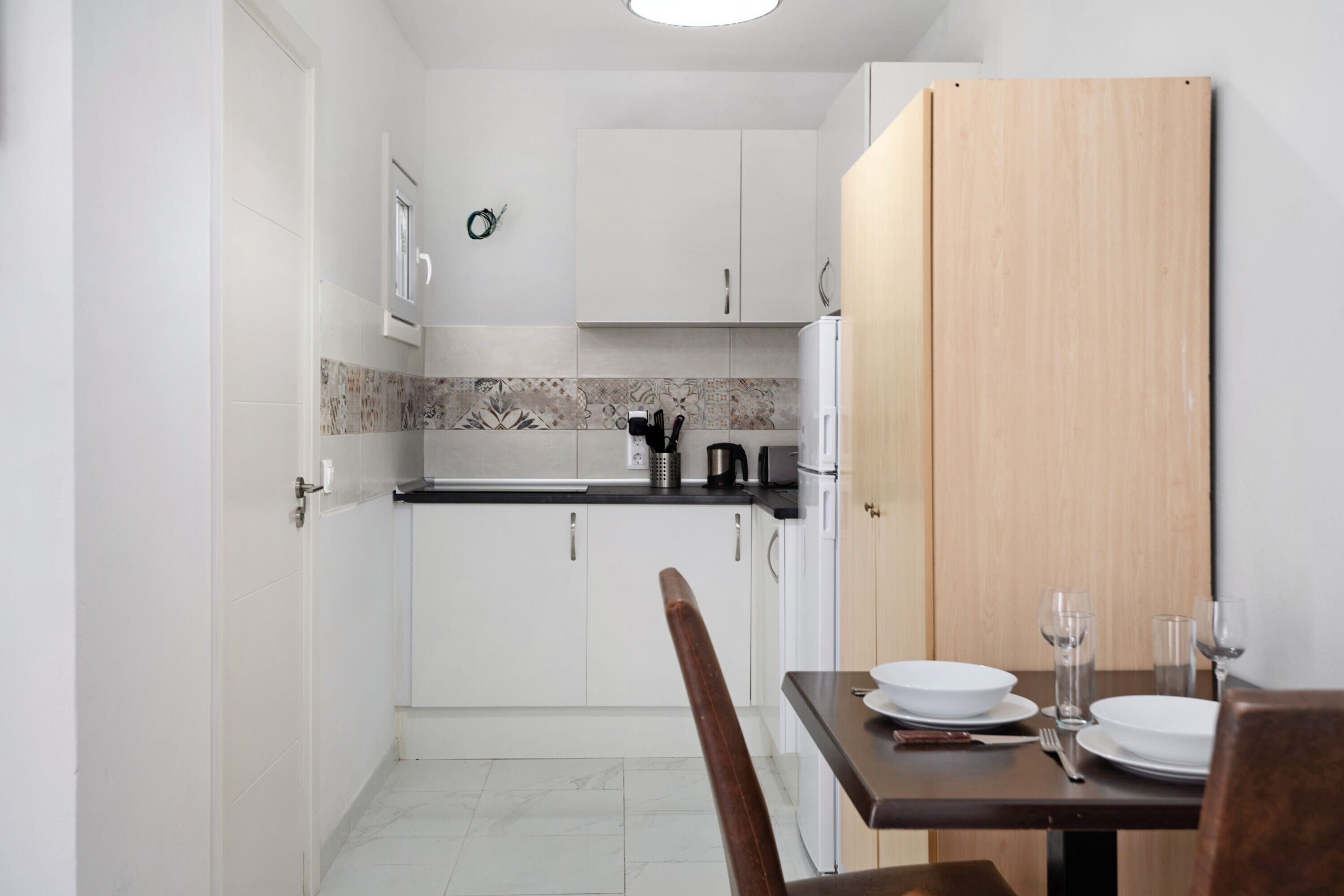 Refrigerador, microondas, placa de cocina, cafetera/tetera