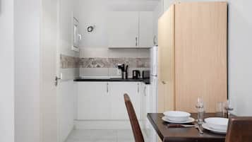 Refrigerador, microondas, placa de cocina, cafetera/tetera