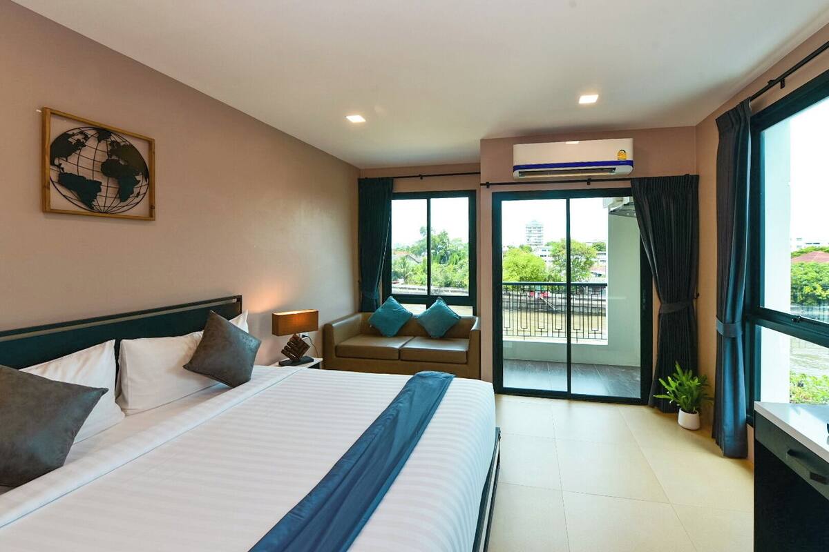 Kamar Deluks, pemandangan sungai, sudut | Seprai premium, selimut bulu angsa, dan meja kerja