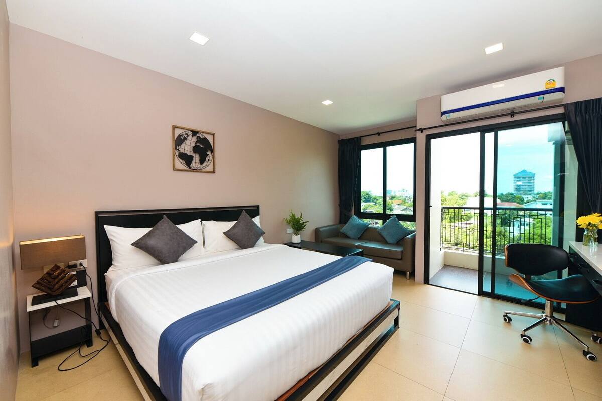 Kamar Superior, 1 Tempat Tidur King | Seprai premium, selimut bulu angsa, dan meja kerja