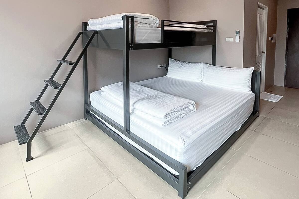 Kamar Triple Superior | Seprai premium, selimut bulu angsa, dan meja kerja