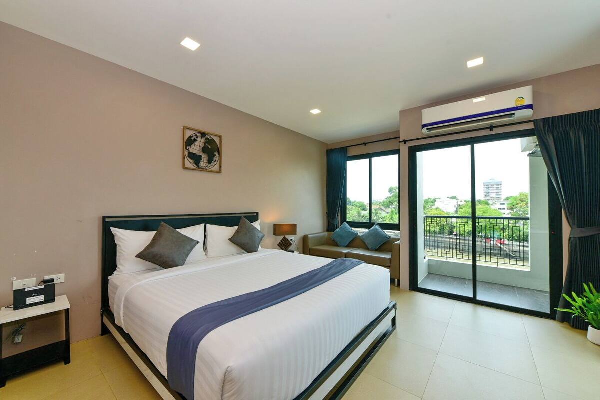Kamar Deluks, pemandangan sungai | Seprai premium, selimut bulu angsa, dan meja kerja