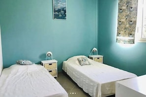 2 chambres, lit parapluie, draps fournis