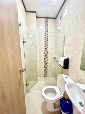 Basic Room | Bathroom - Hotel y Restaurante La Quinta (Cartagena)