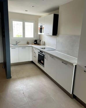 Fridge, oven, stovetop, dishwasher - Le Méditerranée -1er Ligne Vue Mer Classe3* (1st line, sea view) (Canet-en-Roussillon)