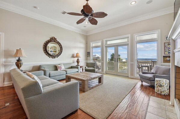 TV, fireplace, books - Welcome to Pure Bliss! (St. George Island)