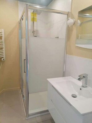 Shower, hair dryer, towels, toilet paper