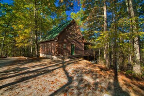 Exterior - A Shady Haven smoky mountain log cabin (Bryson City)