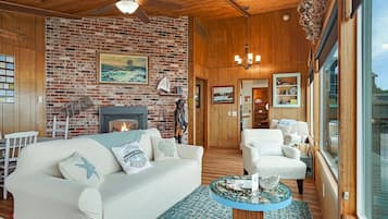 Fernseher, Kamin, Stereoanlage