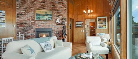 Fernseher, Kamin, Stereoanlage