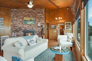 Televisie, een open haard en een stereo