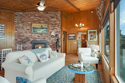 Oceanfront + Dogs + Hot Tub = Idyllic Beach House!