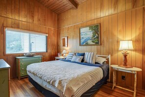 3 bedrooms, iron/ironing board, travel cot, WiFi