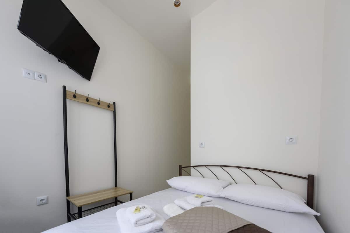 Basic Double Room (105)