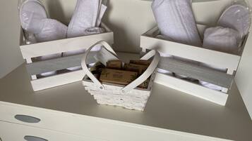 Douche, sĂšche-cheveux, bidet, serviettes fournies