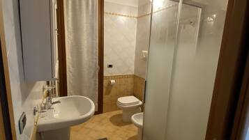 Doccia, asciugacapelli, bidet, asciugamani