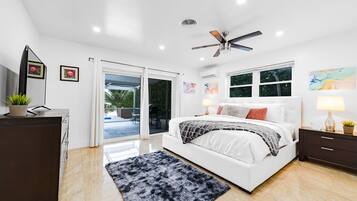 4 makuuhuonetta, tallelokero huoneessa, työpöytä, silitysrauta/-lauta