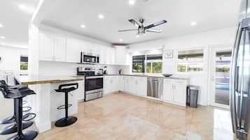 Jääkaappi, mikroaaltouuni, uuni, liesi