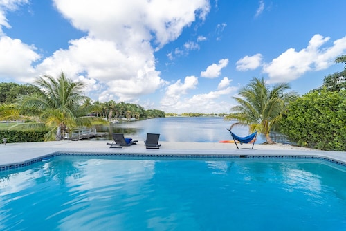 4BR/3BA Miami Welcoming Waterfront Wonder w/ Pool!