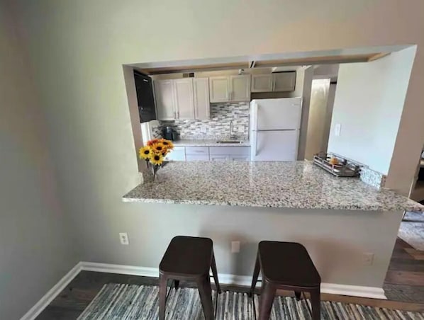 Refrigerador, microondas, parrilla de estufa y lavavajillas 