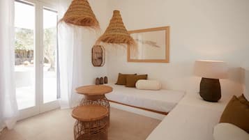 Appartement Exécutif | Coin séjour | TV connectée de 32 pouces avec chaßnes par satellite, télévision