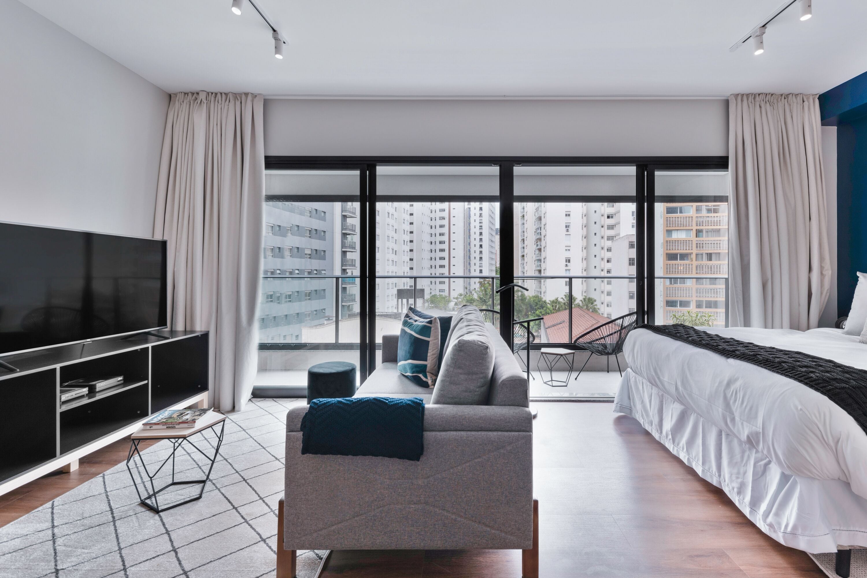 Studio Casal | Living area | 40-inch Smart TV with digital channels, TV