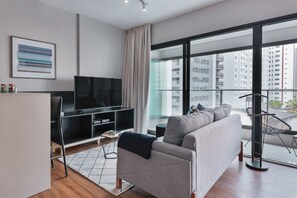 Studio Casal | Living area | 40-inch Smart TV with digital channels, TV - Charlie NUN Itaim (São Paulo)