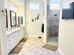 Shower, hair dryer, towels - Tee Time Terrace Mesquite Vacation Rental with Private Hot Tub and $510 in free daily activities! (Mesquite)
