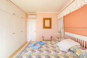 2 quartos, cofres nos quartos, ferros/tábuas de passar roupa