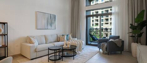 Leilighet – deluxe | Oppholdsområde | En 58-tommers smart-TV med Parabol-TV samt TV og Netflix