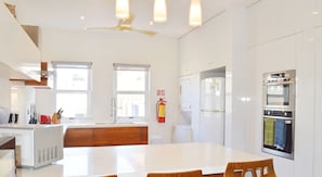 冰箱、微波炉、烤箱、炉灶