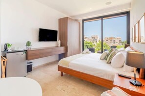 Travel crib, free WiFi, bed sheets