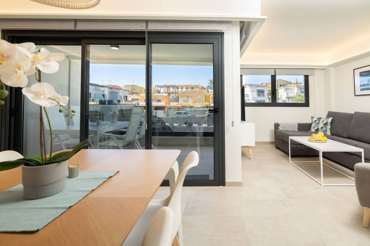 Comfort Apartment, 2 Bedrooms, Pool View | Living area