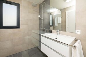 Superior Penthouse, 3 Bedrooms, Sea View | Bathroom | Shower, hair dryer, towels - Sydenbooking Arguineguín (Mogan)