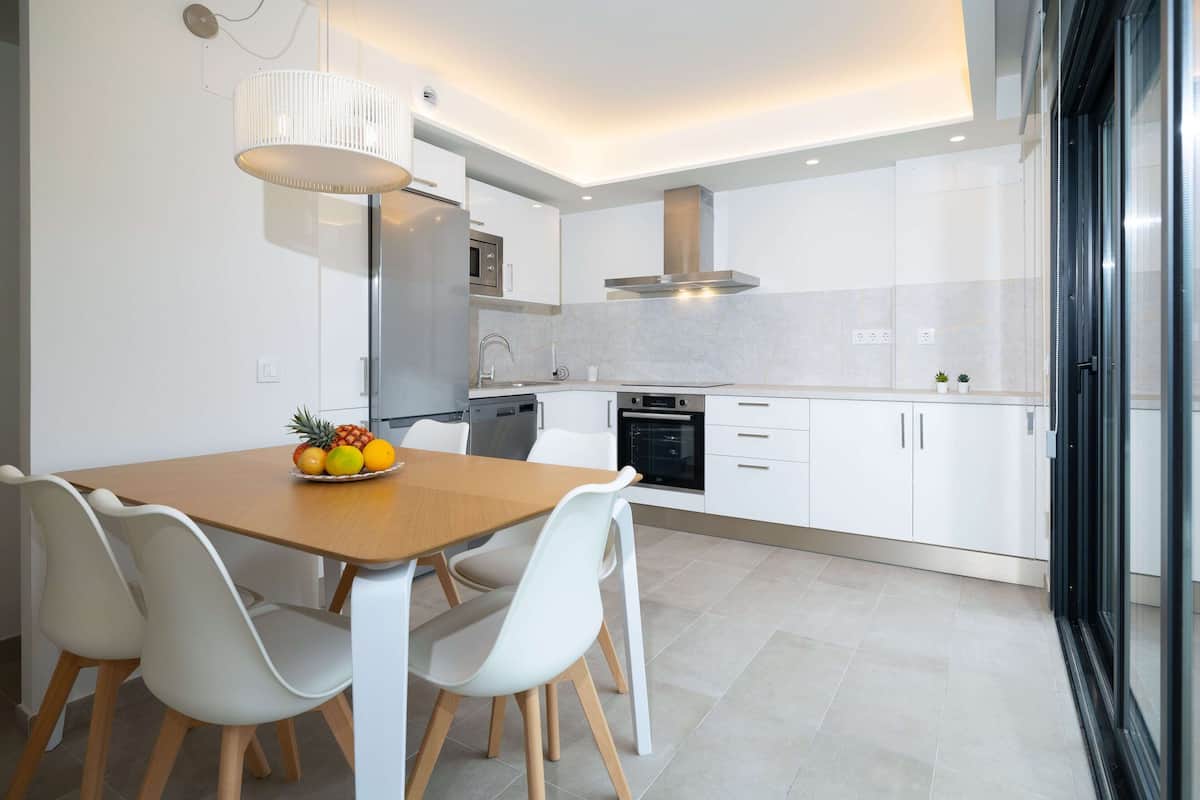 Deluxe Apartment, 2 Bedrooms, Pool View | Private kitchen