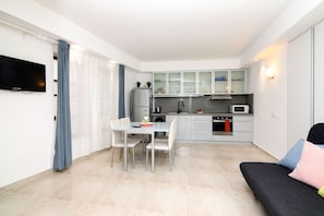 Familienapartment | Wohnbereich | 43-Zoll-Smart-TV mit Digitalempfang, Fernseher