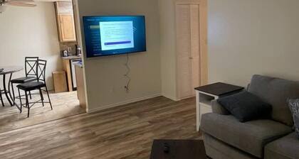 Comfortable downstairs 2 bed next to Fort Sill!