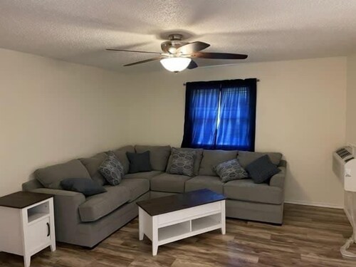 Comfortable downstairs 2 bed next to Fort Sill!