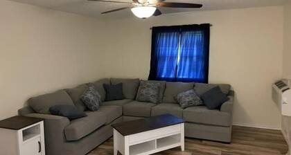 Comfortable downstairs 2 bed next to Fort Sill!