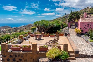 Outdoor dining - Casa Celeste, swimming pool with panoramic views in the east of La Palma (Villa de Mazo)