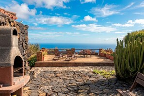 Outdoor dining - Casa Celeste, swimming pool with panoramic views in the east of La Palma (Villa de Mazo)
