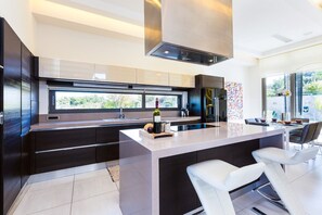 Réfrigérateur, four à micro-ondes, un four, surface de cuisson