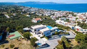 A residential area with houses, a swimming pool, and a tennis court. - Lux Villa 600mt to beach★Gym & Basketball ★Heated pool★100 mt to Taverna (Platanias)