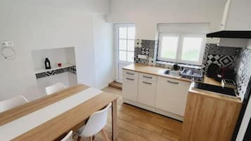 Kühlschrank, Mikrowelle, Herdplatte, Wasserkocher mit Kaffee-/Teezubehör
